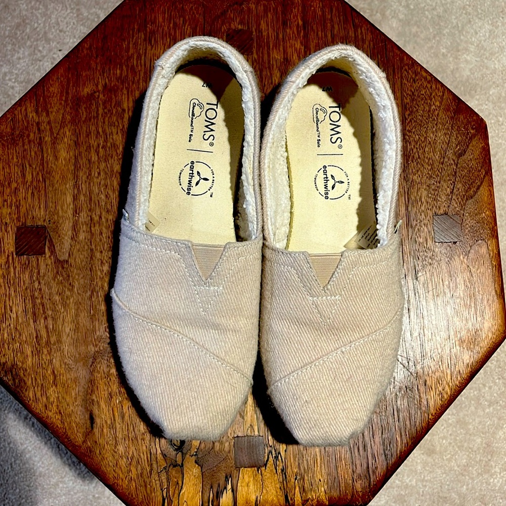 Tan fleece lined Toms